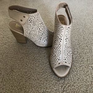NWOT🎉 Jessica Cline Dainty Filigree Cut Wedges👡
